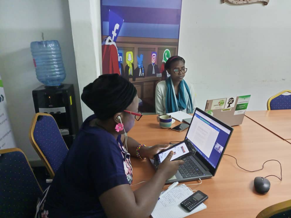 AdisiCameroun's tweet photo. #Desinfox_Afrique
Le coaching à distance des journalistes sur le fact-cheking continue avec #Christelle_Bourdeau l'expert #CFI.
Ledit #coaching s’inscrit dans la continuité des recentes formations en #Fact_cheking.
Quelques images du coaching en ligne👇🏽 https://t.co/adFGz4GGhZ