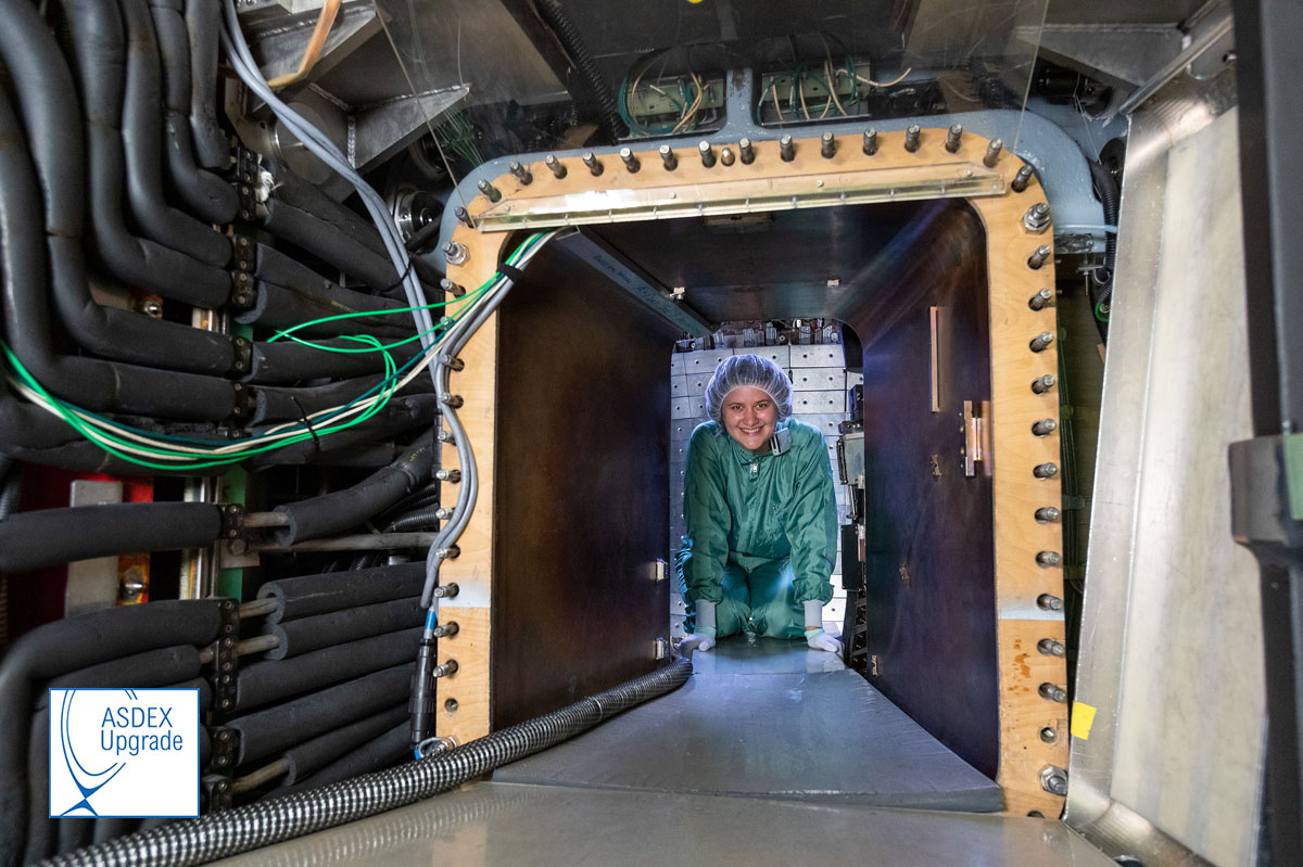 PlasmaphysikIPP's tweet photo. #HappyBirthdayAsdexUpgrade30
Im Plasmagefäß hat Doktorandin Klara Höfler gerade das Doppler-Reflektometer kalibriert. Der bewegliche Spiegel des Messgeräts lenkt Mikrowellen ins Plasma, um die Turbulenz auszumessen und mit Theorie-Modellen zu vergleichen. (im/Foto: A. Griesch) https://t.co/EZYUS9najY