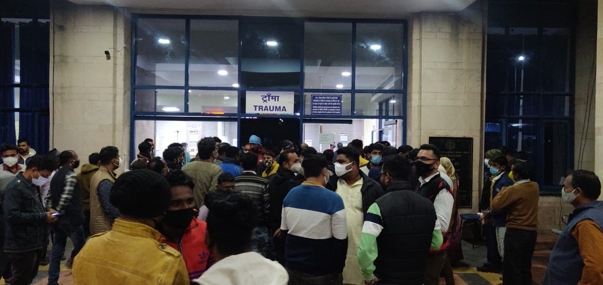 RDA_AIIMSBHOPAL's tweet photo. Is this the way Politicians are supposed to facilitate working of govt hospitals? Politicians hindering working of AIIMS Bhopal Trauma and Emergency. @PMOIndia @MoHFW_INDIA @IMAIndiaOrg @FordaIndia @FAIMA_INDIA_ @ChouhanShivraj @mansukhmandviya @CMMadhyaPradesh https://t.co/fr2gNFerNH