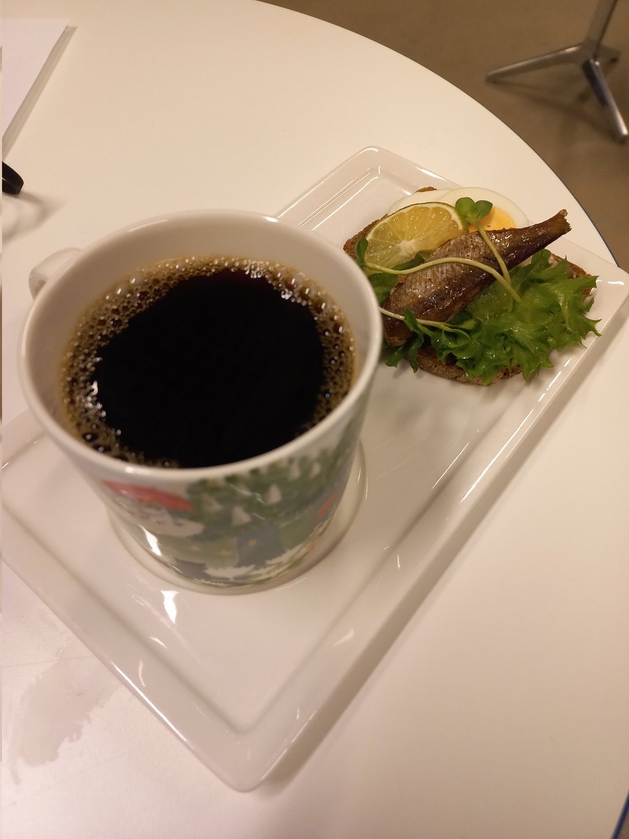 MariSRajala's tweet photo. @kiertohanke #kiertofest -tapahtumassa tauolla kahvi ekologisesti muumi-mukista ja suolasennälkään särkileipä @kehityosaajana https://t.co/1fdoF6xV1q