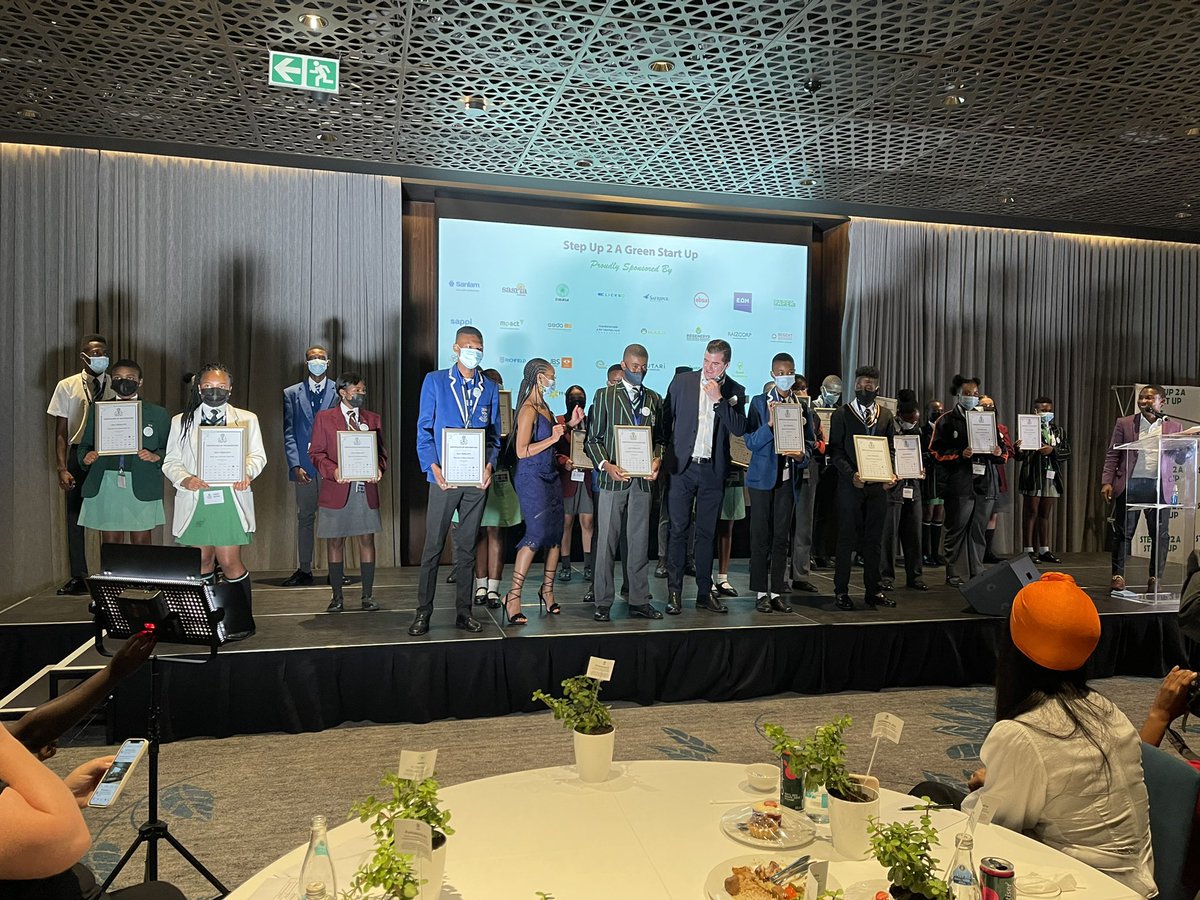 VOWNEWS_'s tweet photo. Richfield Graduate institute awards all finalists with R112 000 for their ideas to go green and save the world. #vowfmnews #GoGreen #scholarship #Primestars #stepup2startup https://t.co/JQhvww74l4