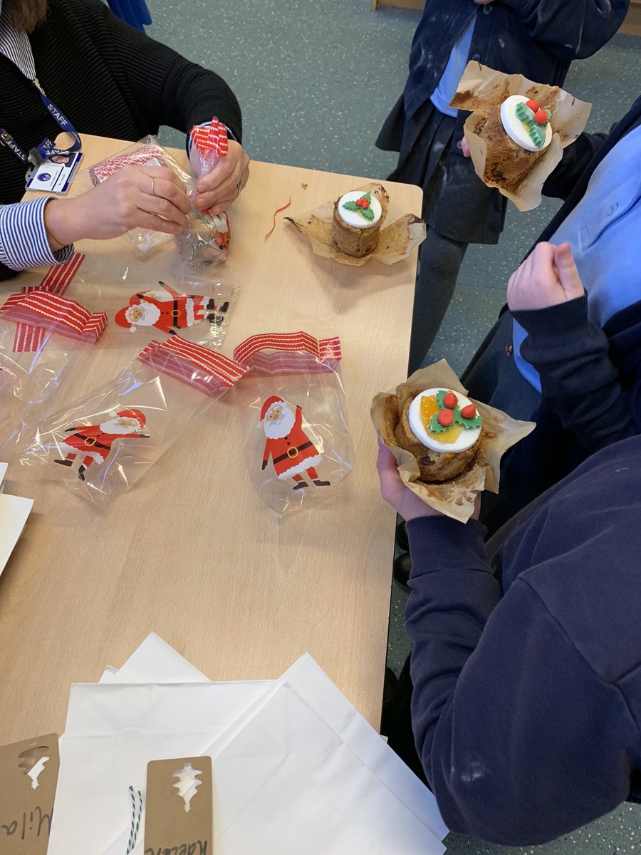 CoganPrimary's tweet photo. Year 4 making Christmas cakes and place mats #llaiscogan #creativecarys #followinginstructions https://t.co/8AfCr6Ma6x