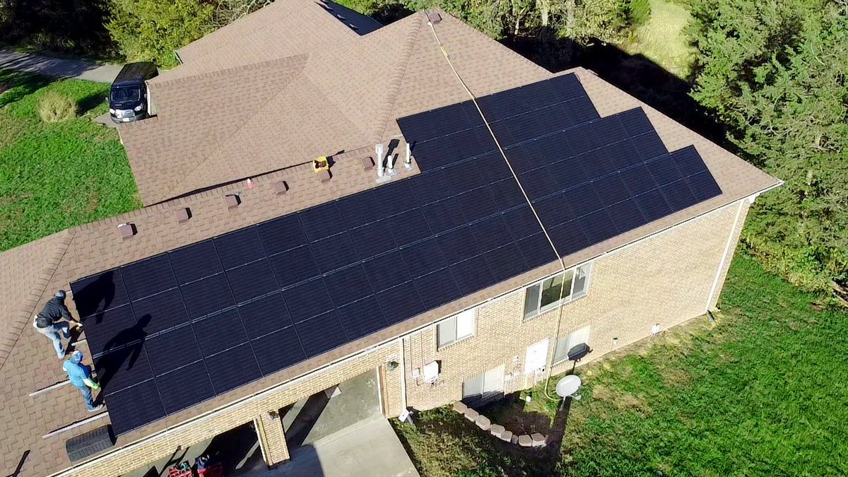 GoMOsolar's tweet photo. Our guys finishing up this beautiful array in Ozark, MO. Nice work team!!!

#solarsolutions #sun #energy #solarinstallation #greenenergy #Gosolar #solarpanels #solarhome #renewableenergy #Ssofamerica #417solar #GoSolarGo #like #follow https://t.co/2WDlwigg7p