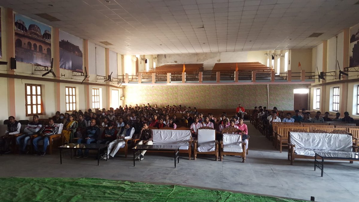 YIAINDIA's tweet photo. युवा संकल्प यात्रा के क्रम में आज मिर्ज़ापुर इकाई द्वारा राजदीप महाविद्यालय कैलहट, चुनार में आयोजित संगोष्ठी में संगठन के रा��्ट्रीय अध्यक्ष श्री @shatrudrapratap जी द्वारा युवाओ को संबोधित किया गया। https://t.co/X1N2pVkSUY