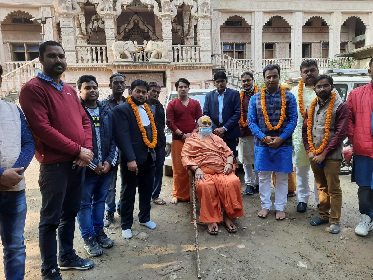 YIAINDIA's tweet photo. युवा संकल्प यात्रा के आरंभ के क्रम मे कल दिनांक 7 दिसंबर को प्रयागराज में चंद्रशेखर आज़ाद जी के चरणों मे पुष्पार्चन कर व शंकराचार्य भगवान स्वामी वासुदेवानंद सरस्वती का शुभाशीष प्राप्त किया गया।
@shatrudrapratap 
@Drkdskds 
@DrPramendr 
@ippatel 
@DrBS07 https://t.co/ZS9Lifugs9