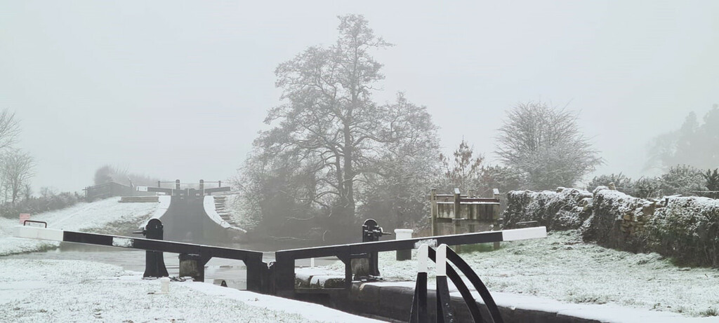 CanalRiverTrust's tweet photo. It's that time of year to wrap up warm and enjoy the winter canal views ❄️

Enjoy this magical winter wonderland photo ⛄

📍 Macclesfield Canal

#LifesBetterByWater https://t.co/qGH56gwP1h