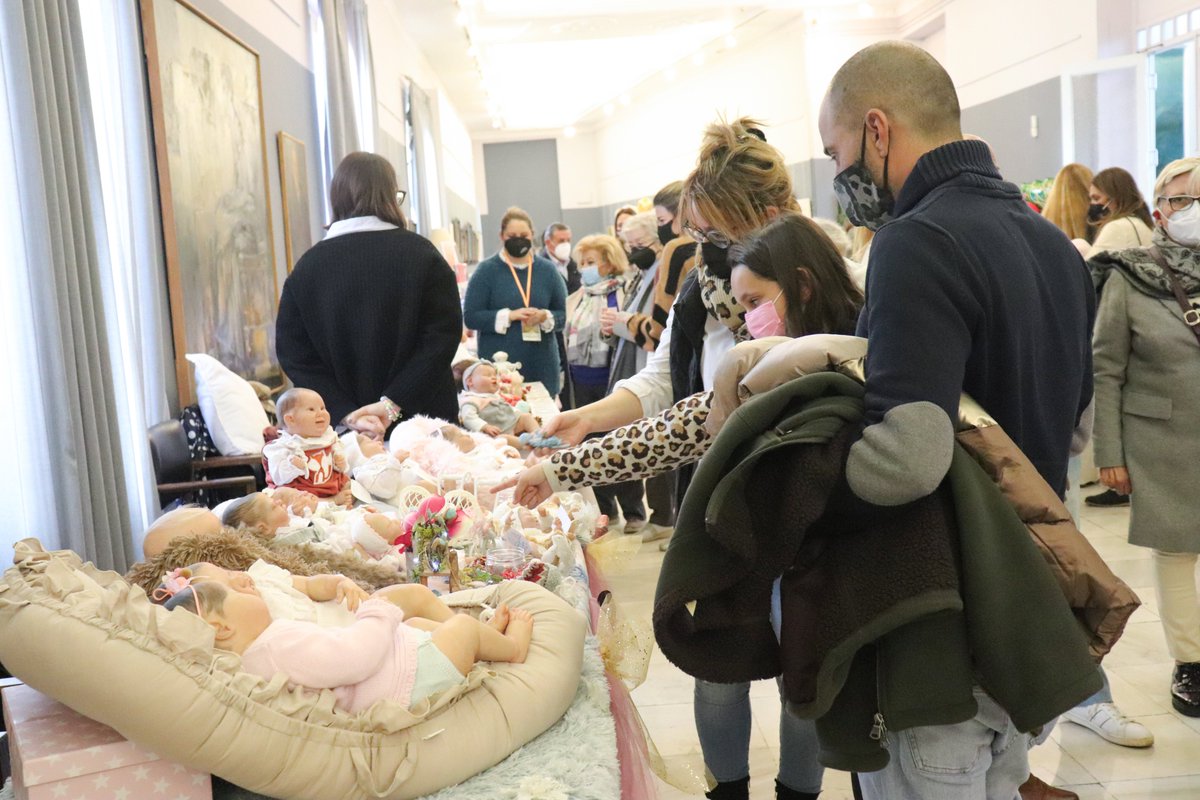 RealCirculoAmis's tweet photo. El #circulodelaamistad, en su sede de Alfonso XIII, alberga en esta jornada una exposición de muñecas hiperrealistas #Reborn a beneficio de @balimentos. Se trata de ExpoReborn 'Ciudad de Córdoba', evento que ha reunido en #CordobaEsp a más de una docena de artistas nacionales. https://t.co/31j8e4H4qf