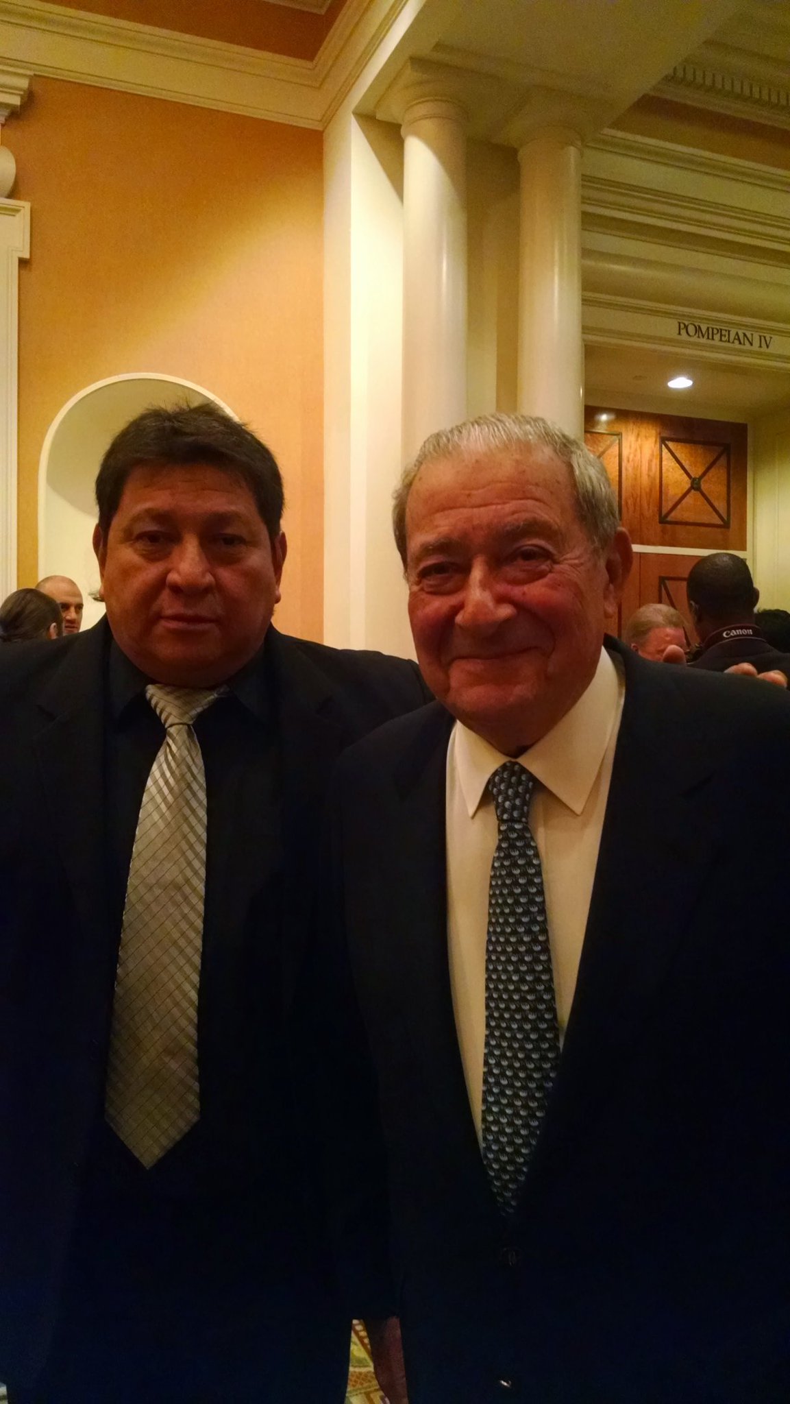 Happy birthday to the great boxing promoter Bob Arum a lot of health and life. 
