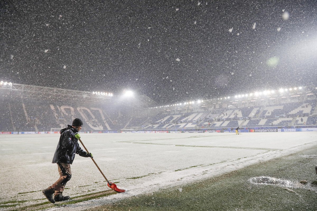 Почему перенесли матч аталанта. Фк аталанта. Почему перенесли матч аталанта. Футбол в дождь картинки. Почему перенесли матч аталанта.