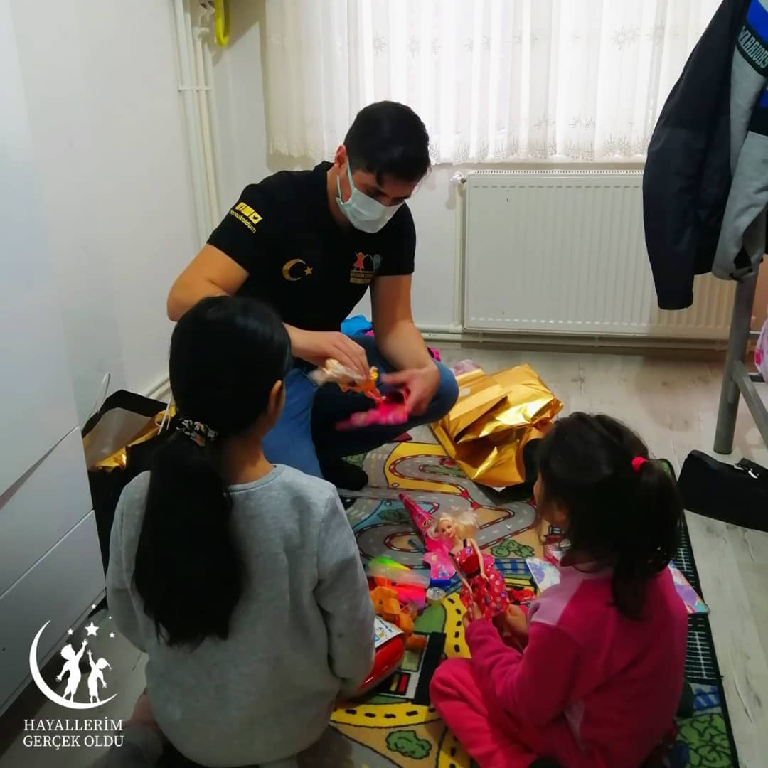 Bugün 6 yaşındaki Şükran Hazal ve 9 yaşındaki ablası Nurhayat ile birlikteydik. boyama yapmayı çok sevip resimde oldukça yetenekli olan şükran ablasının doktor setini çok beğendi ve ortaya barbielerini tedavi eden iki kardeş çıktı 🥰 hayalleriniz hiç bitmesin çocuklar 🤍
