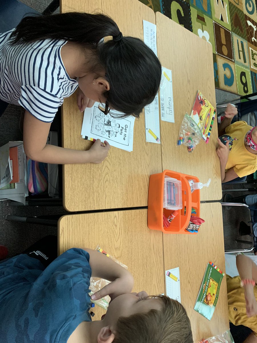 AshleeFurtmann's tweet photo. Measurement fun! 📏 Students practice following their measuring rules by participating in showdown with their shoulder partner #mathisfun #KaganStructures #fantasticfirsties https://t.co/HdPrfKYk4j