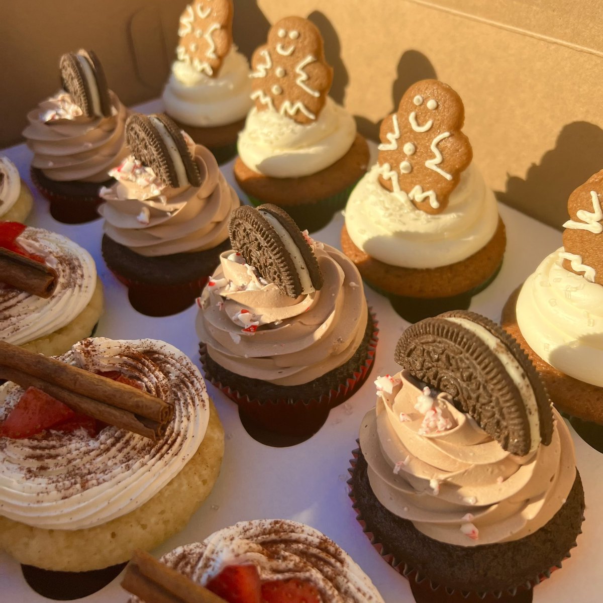 amorosabakery's tweet photo. With the holidays around the corner what a better way to celebrate than with cupcakes!!! 🥰 No order form for this weekend (12/10) because I’m still getting through finals but these will be available for pick-up (12/17) and (12/19)! Flavors listed below in order of pictures 💖 https://t.co/uNKYT6ElK4