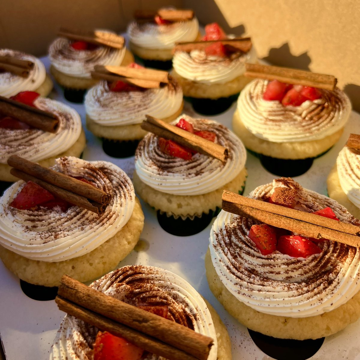 amorosabakery's tweet photo. With the holidays around the corner what a better way to celebrate than with cupcakes!!! 🥰 No order form for this weekend (12/10) because I’m still getting through finals but these will be available for pick-up (12/17) and (12/19)! Flavors listed below in order of pictures 💖 https://t.co/uNKYT6ElK4