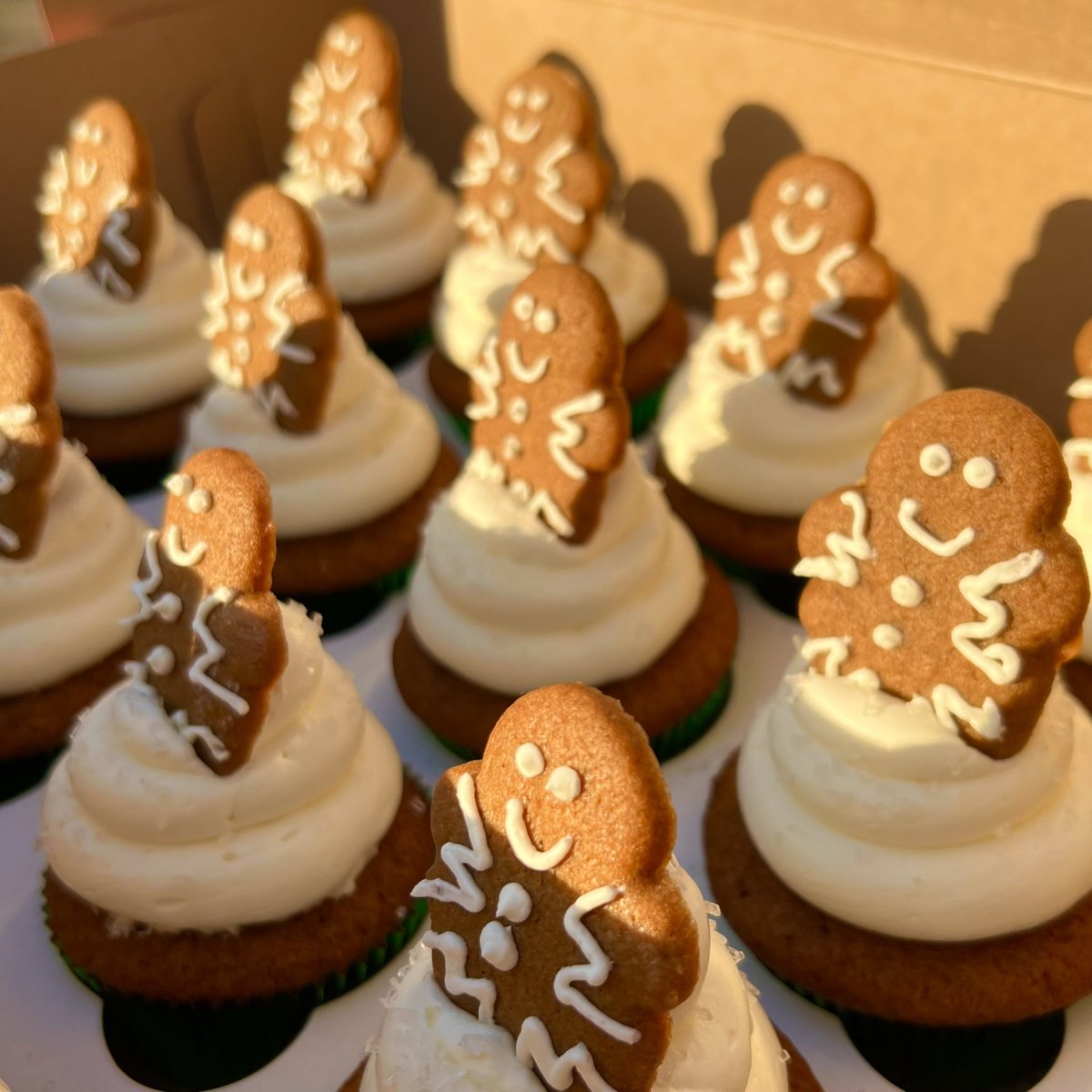 amorosabakery's tweet photo. With the holidays around the corner what a better way to celebrate than with cupcakes!!! 🥰 No order form for this weekend (12/10) because I’m still getting through finals but these will be available for pick-up (12/17) and (12/19)! Flavors listed below in order of pictures 💖 https://t.co/uNKYT6ElK4