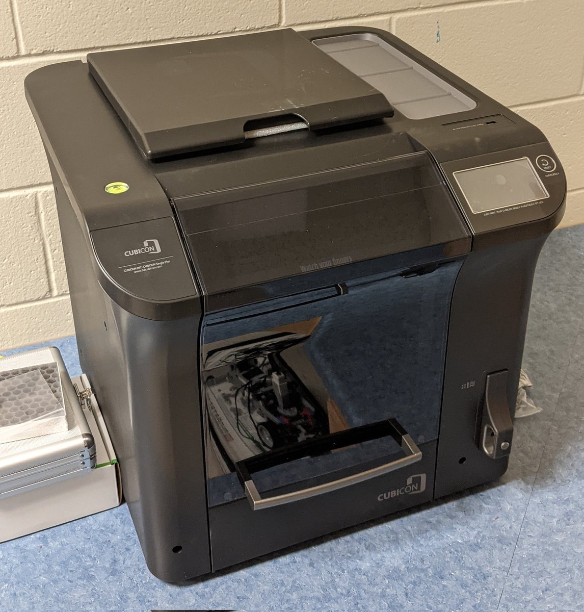 orr_daniel's tweet photo. Notre imprimante #3D est arrivée! Yippee!!! Portes ouvertes à toutes sortes de beaux projets! #STIAM #TOOU @TorontoOuest @cubicon_3d https://t.co/E8U9epVEZl