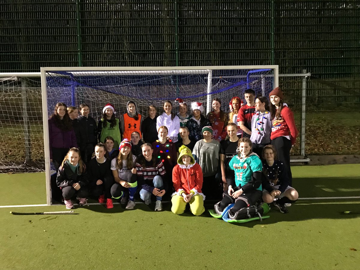 PeeblesHSPhysEd's tweet photo. A brilliant final training tonight, despite the weather! Well done to all the seniors for a great first half of the season - indoor and outdoor! ⛄️ 🎄 🏑 https://t.co/fmUWZMOeYY
