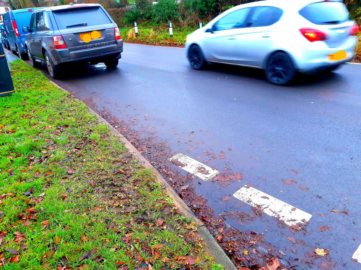 HaslingtonPol's tweet photo. Last week #pcsojolley22582 issued a ticket to a vehicle parked within 10M of The Dingle Junction on school parking and gave words of advice to another vehicle! 

No vehicles should be parking after the grass as this is within 10M of the junction.

#haslingtonpolice https://t.co/2WuBub2cvt