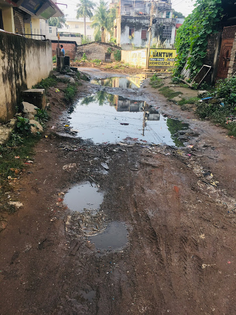 sparshrajat's tweet photo. @RCD_Bihar This situation is of Road No. 2 Manas Marg Shivpuri, due to its dire and dilapidated condition, almost every day some unpleasant incident happens, where old people, children, women fall and they get serious injury which is due to the inaction of Municipal Corporation. https://t.co/LEQSFlz5A9