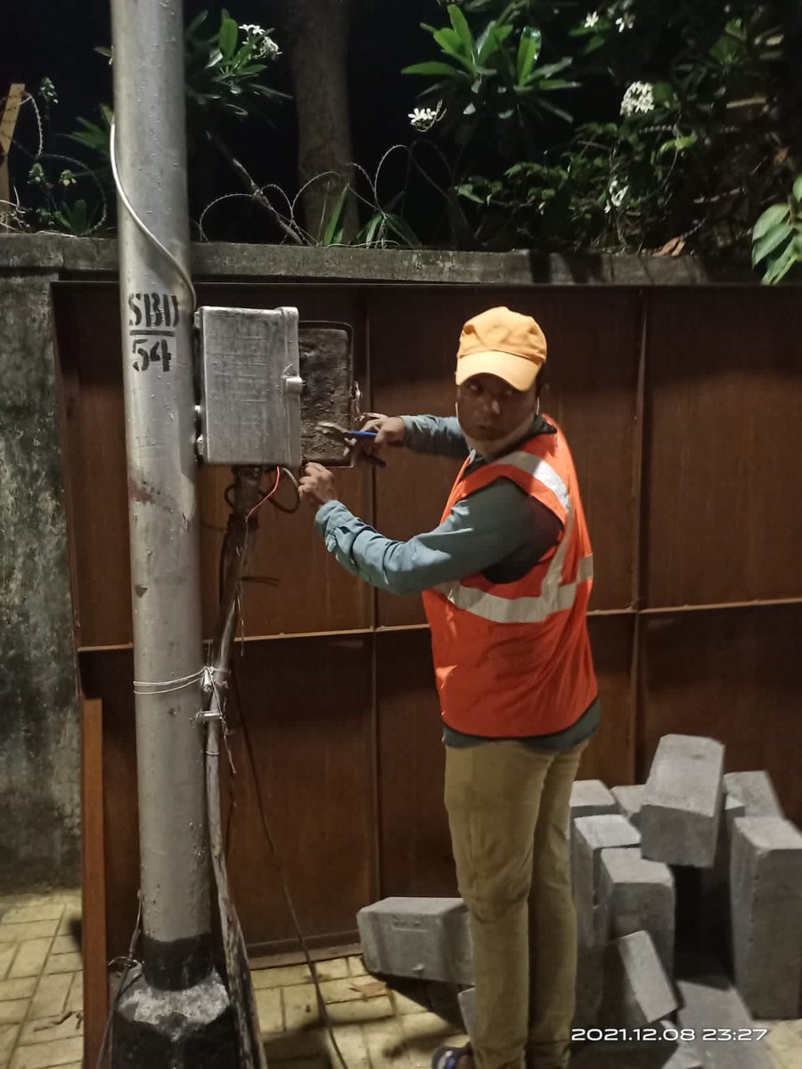 chakachakdadar's tweet image. Electricity theft from @myBESTElectric streetlight pole SBD/54 outside Pramod Mahajan Kala Park, Dadar by contractors of @NucleusOfcParks One International Centre for #GreenMileProject
@MumbaiPolice Kindly take appropriate action!
@mybmcWardGN
@richapintoi @Ms_Aflatoon