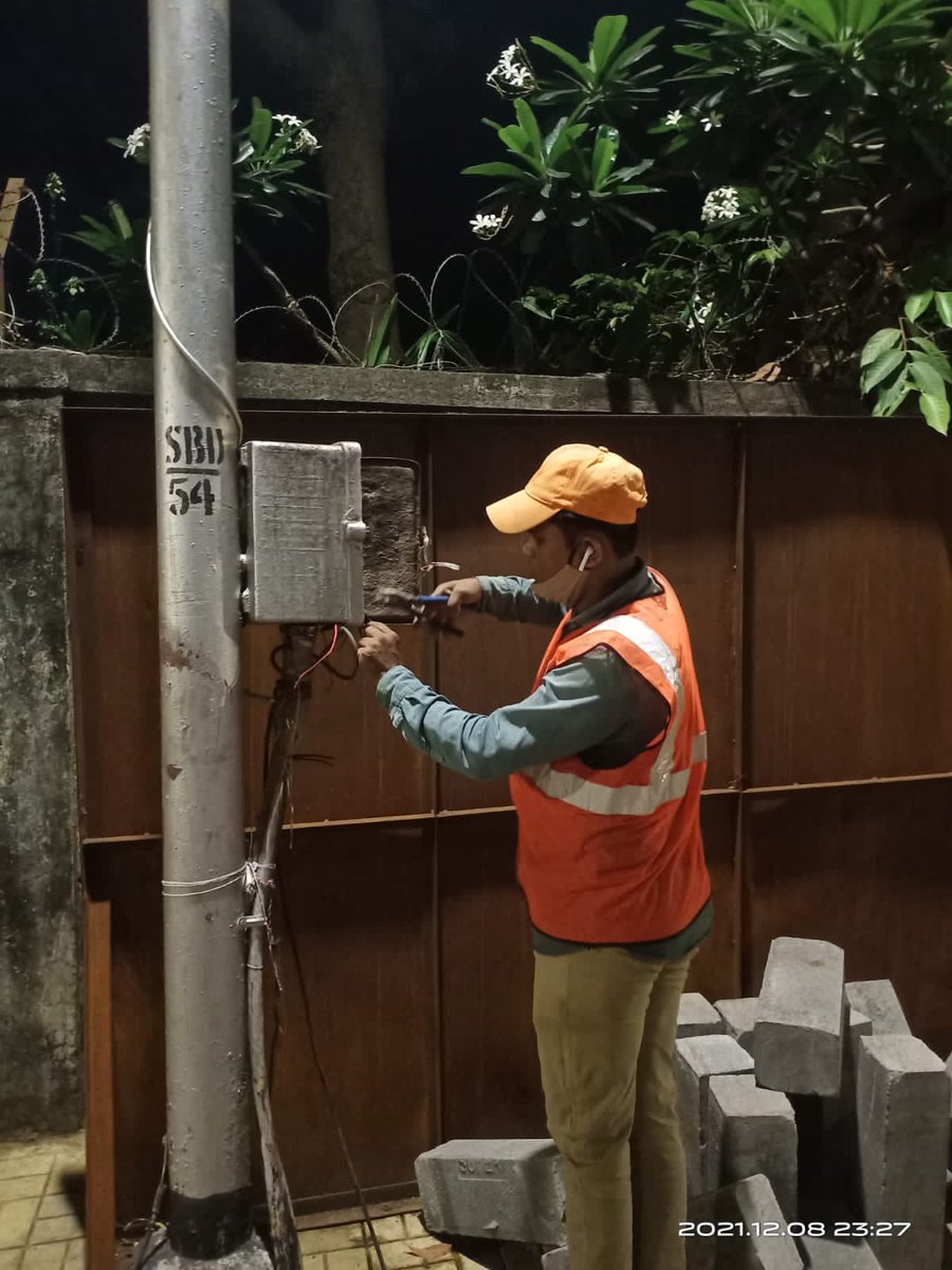 chakachakdadar's tweet image. Electricity theft from @myBESTElectric streetlight pole SBD/54 outside Pramod Mahajan Kala Park, Dadar by contractors of @NucleusOfcParks One International Centre for #GreenMileProject
@MumbaiPolice Kindly take appropriate action!
@mybmcWardGN
@richapintoi @Ms_Aflatoon