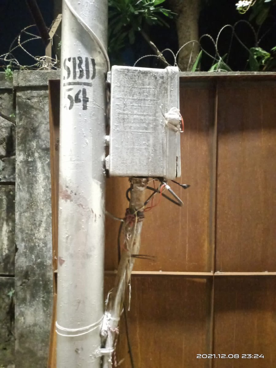 chakachakdadar's tweet image. Electricity theft from @myBESTElectric streetlight pole SBD/54 outside Pramod Mahajan Kala Park, Dadar by contractors of @NucleusOfcParks One International Centre for #GreenMileProject
@MumbaiPolice Kindly take appropriate action!
@mybmcWardGN
@richapintoi @Ms_Aflatoon