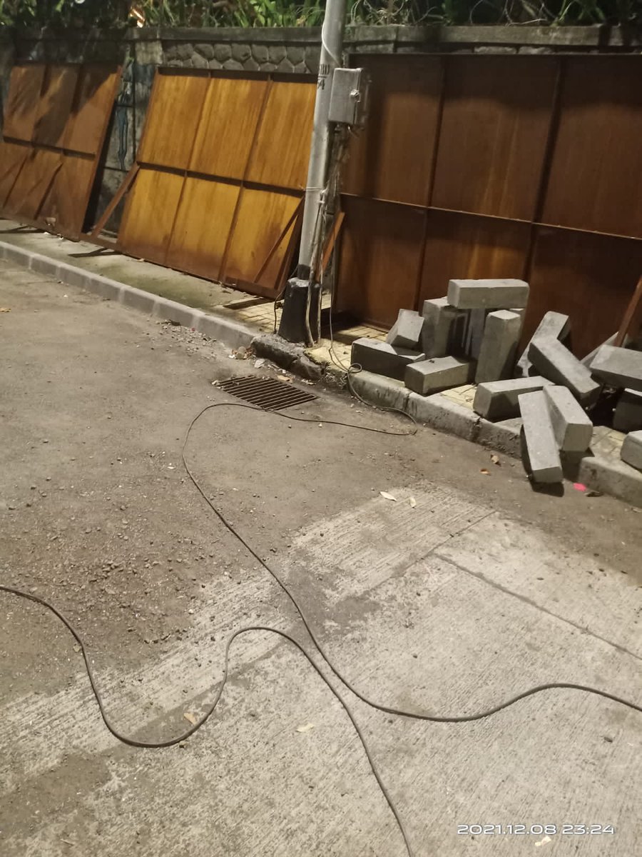 chakachakdadar's tweet image. Electricity theft from @myBESTElectric streetlight pole SBD/54 outside Pramod Mahajan Kala Park, Dadar by contractors of @NucleusOfcParks One International Centre for #GreenMileProject
@MumbaiPolice Kindly take appropriate action!
@mybmcWardGN
@richapintoi @Ms_Aflatoon