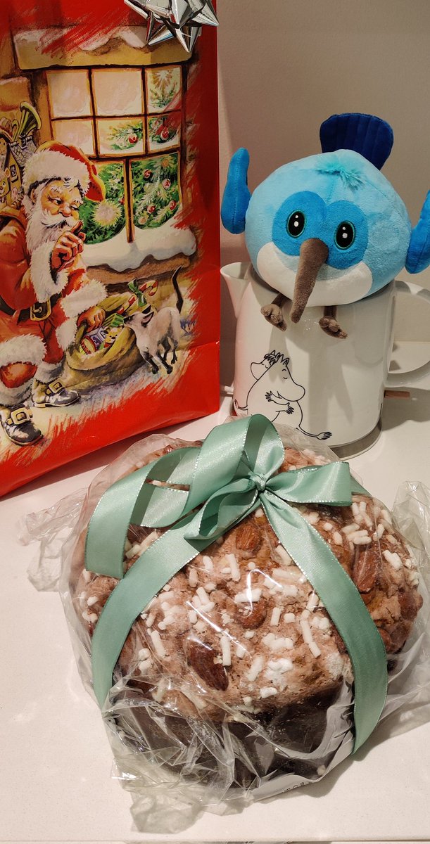 RydMike's tweet photo. #Flutter #Dashbird inspects and approves of the traditional Italian #Panettone Christmas cake ๐๐ https://t.co/cE3giTa67N