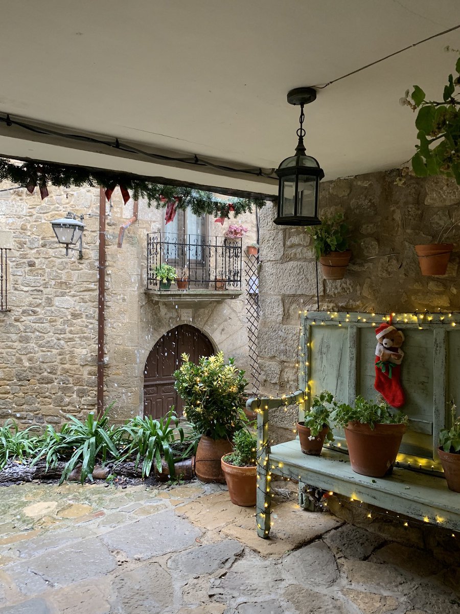TurismoSosRC's tweet photo. Hemos disfrutado de un puente con todos los ingredientes. Amigos, turistas, Nieve, luces, y los establecimientos rozando el lleno. #navidadensosdelreycatólico https://t.co/Se2XynAnTG