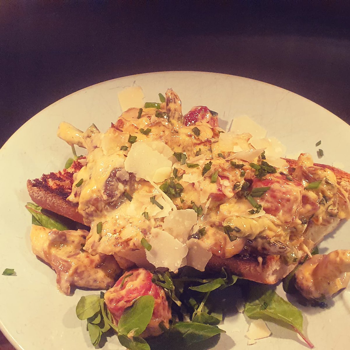 thbeardedchef's tweet photo. Sourdough pave, mixed wild mushrooms, sherry, shallots, creme fraiche, chives, nudja, pea shoots, parmasen shavings

A simple mid-week dinner https://t.co/MO5rxkCmPn