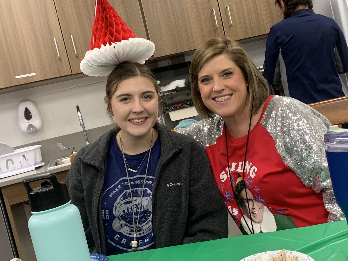 mrspratt2nd's tweet photo. 2nd grade Is being silly with our Santa Hats. #twitterbattle21 #teamelrod #prattspals #creechpride #galrod https://t.co/QMLPGGUMcY