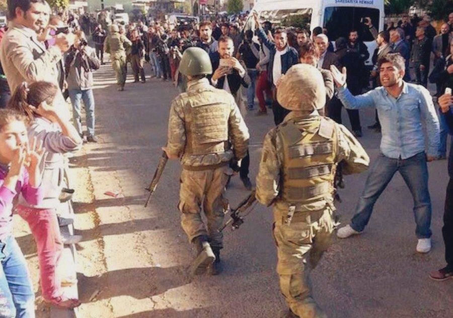 Şanlı TÜRK Askerine kalkan o ellerinizi kıvırıp bir taraflarınıza sokacağımız günler yakındır kansızlar.

Unutanın kanı kurusun.