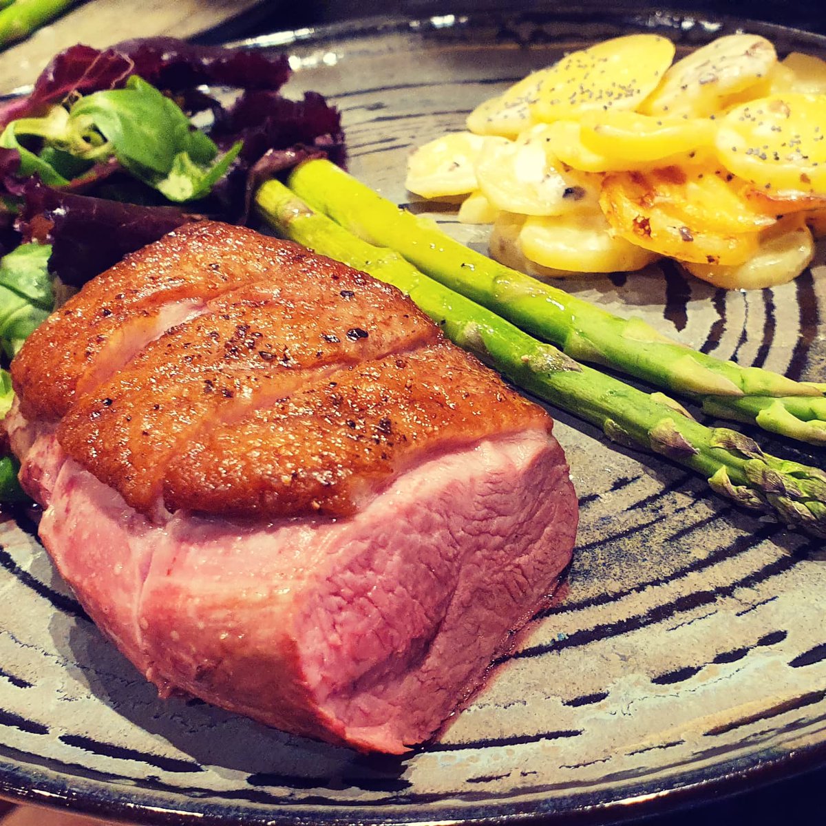 thbeardedchef's tweet photo. Mains

Duck breast, black truffle potato gratin, lemon asparagus, mixed salad, cranberry jus https://t.co/ygFcYhfH2t
