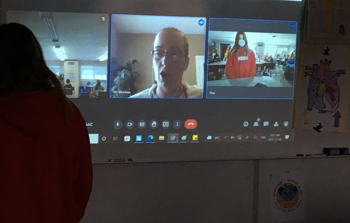 MmeBarakat's tweet photo. Thank you Dr. Moreau from @Green_FHT for taking the time to speak to @AngelsOCSB gr 5 Ss about the circulatory system and how it is interdependent on other human body systems. So many questions answered and lots of new facts learned. Merci beaucoup! #ocsbBeCommunity @Ms_Harkes https://t.co/H4RLtjHlHJ