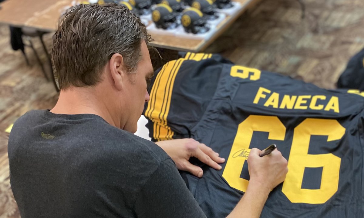 TotalSportsEnt's tweet photo. #TSE21DaysOfGiveaways

Day #9

We're going to give an Alan Faneca autographed jersey to someone who retweets this tweet AND follows us!

We'll pick a winner tomorrow! https://t.co/kHut8eRpDd