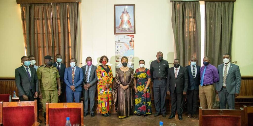 kakensaug's tweet photo. Nabagereka: “I would like to thank Col @edthnaka and her team for the progress report and all the interventions in resolving the issue of the foundation’s land and I look forward to receiving the full report on January 12th 2022 ” #ExposeTheCorrupt #SHACUat3 #ACUWorks https://t.co/TwBl8uV5kr