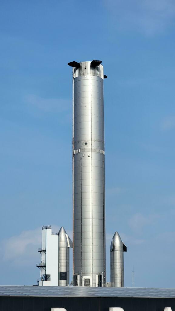 SpaceXMR's tweet photo. Game over! New starship design, now with side booster ships #SpaceX https://t.co/uxfAoUPPtS https://t.co/Hhk7lCgFi2