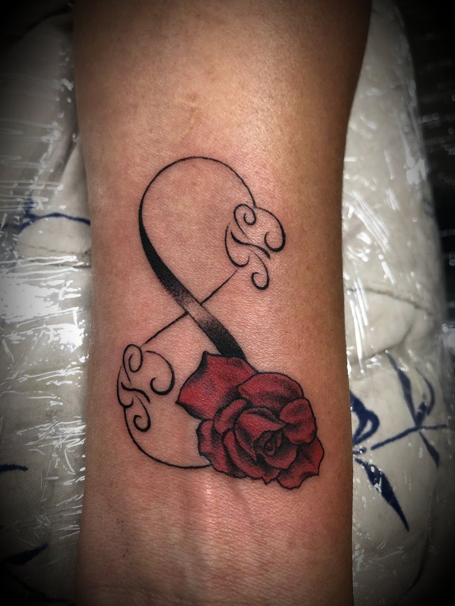 KingdomTattooSt's tweet photo. La eternidad es siempre perseguida por el ser humano y no exclusivamente de la vida sino de los sentimientos como el afecto, el amor, la felicidad y la familia.
#kingdomtattoost
#infinitytattoos
#rosetattoos
#tatuajescuba https://t.co/xhRaTqSEVJ