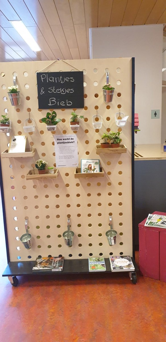 Tromgeroffel......

De plantjesbieb is geopend. 🥳🥳
Kies een plantje/stekje uit dat bij je past en waarvoor je goed kan zorgen.
Zet een ander plantje/stekje terug.
Schrijf op het kaartje om welk plantje/stekje het gaat en als je het leuk vindt: een leuke boodschap er op.