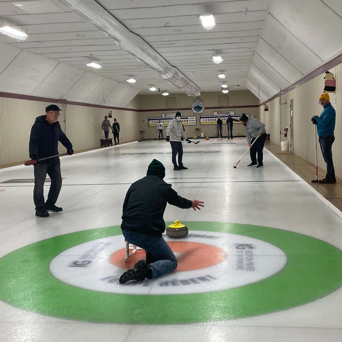 DecimalTechno's tweet photo. L'équipe de DECIMAL s'est retrouvée la semaine dernière afin de célébrer l'année et le début de la saison hivernale.
Pendant l'activité de Curling, nous y avons découvert quelques athlètes au lancer de la pierre! 

Voici une photo souvenir d'un lancer pendant l'activité 🥌 https://t.co/Xr1nWQco7t