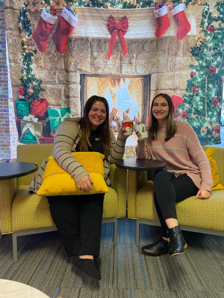liveuhills's tweet photo. HEY BESTIES 👋🏼😛

Don’t forget to sign your leases before heading home for the holidays🎄 

If you have any questions give us a call or stop by the office ❤️ https://t.co/A7KLXARQK2