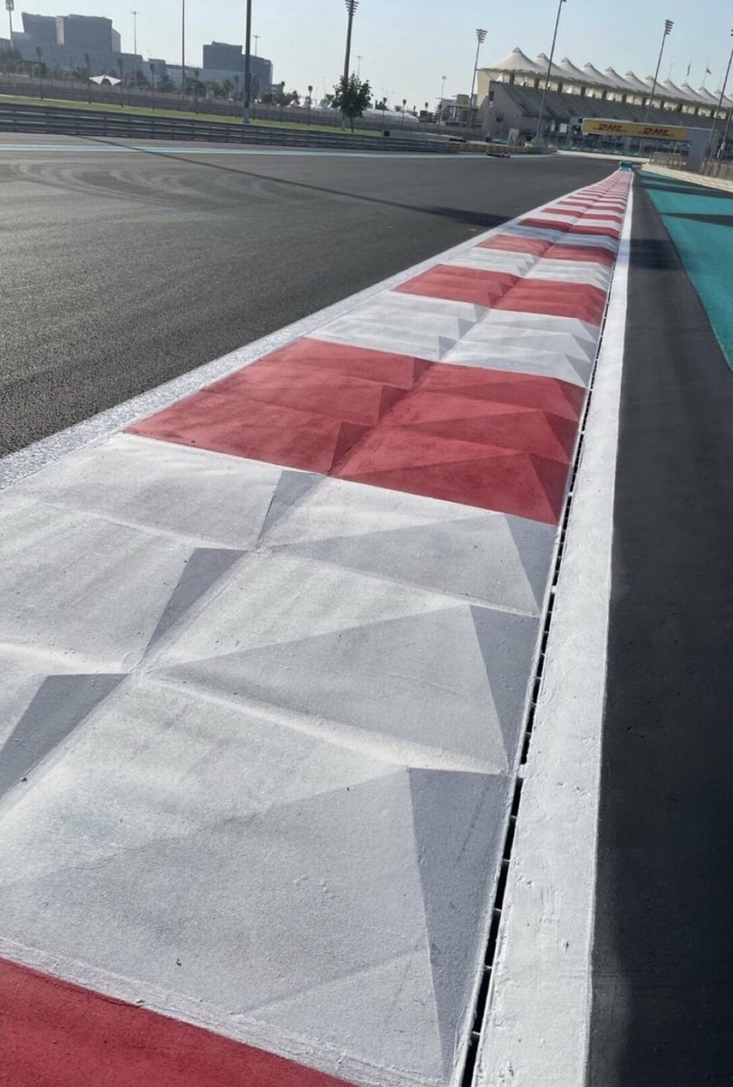 #AbuDhabiGP Miren lo que van a encontrar los pilotos en Yas Marina. Bordes acanalados de 7.5 cms. de alto en los pianitos. Y si directamente le ponen clavos y atrás un pozo de dos metros de profundidad? Así el que se va afuera desaparece y no molesta más 💥 Foto Roberto Chinchero