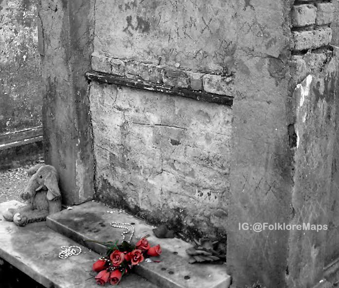 ghost_maps's tweet photo. Marie Laveau, the Voodoo Queen of New Orleans, is buried in #NOLA’s St. Louis Cemetery No. 1. Her tomb is covered in X’s, as some believe this will cause Laveau to grant them a wish. Others leave offerings like coins, candles, cakes, flowers or candy. #NewOrleans #folklore #ghost https://t.co/w7Zq9bdPqu
