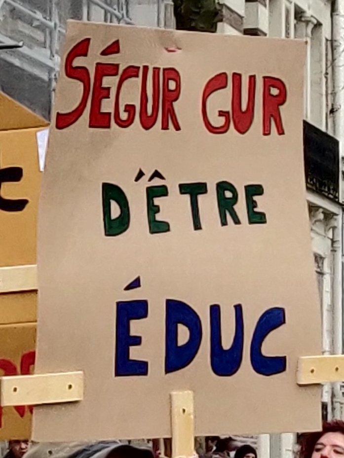 fi_jojo's tweet photo. Manif à Paris et dans toute la France pour une meilleure reconnaissance des métiers du médico-social. Les infos nous ont oubliés?
Qui s'occupera des enfants et adolescents en difficulté quand il n'y aura plus d'éducateurs?
#Segur #manif7decembre #educateur #INFO #franceinfo #BFM https://t.co/sn1eS4JTfT