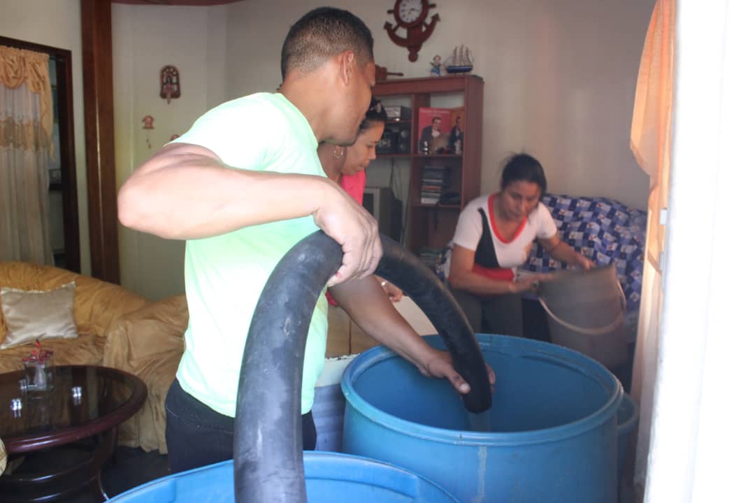 guanta_alcaldia's tweet photo. Se distribuyó agua potable a través de camiones cisternas en los sectores Cerro Bellorín, José Félix Ribas, Barrio Colombia parte baja, Telésforo y C/Las Flores de la parroquia Chorrerón. La orientación de la alcaldesa Natali Bello es surtir de hídrico a todos las comunidades https://t.co/IY21TOjD8C