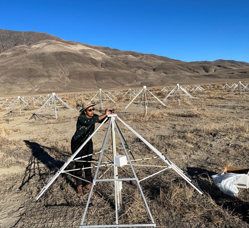 SESEASU's tweet photo. .@AkshathaVydula & Katherine Elder from the Low-frequency Cosmology (LoCo) Lab visited Owens Valley Radio Observatory in CA to upgrade front-end electronics of the Long Wavelength Array (LWA), a radio interferometer used at LoCo.
More LoCo: https://t.co/o3NjKpg03y #LaboftheMonth https://t.co/Aejwy9K4IV