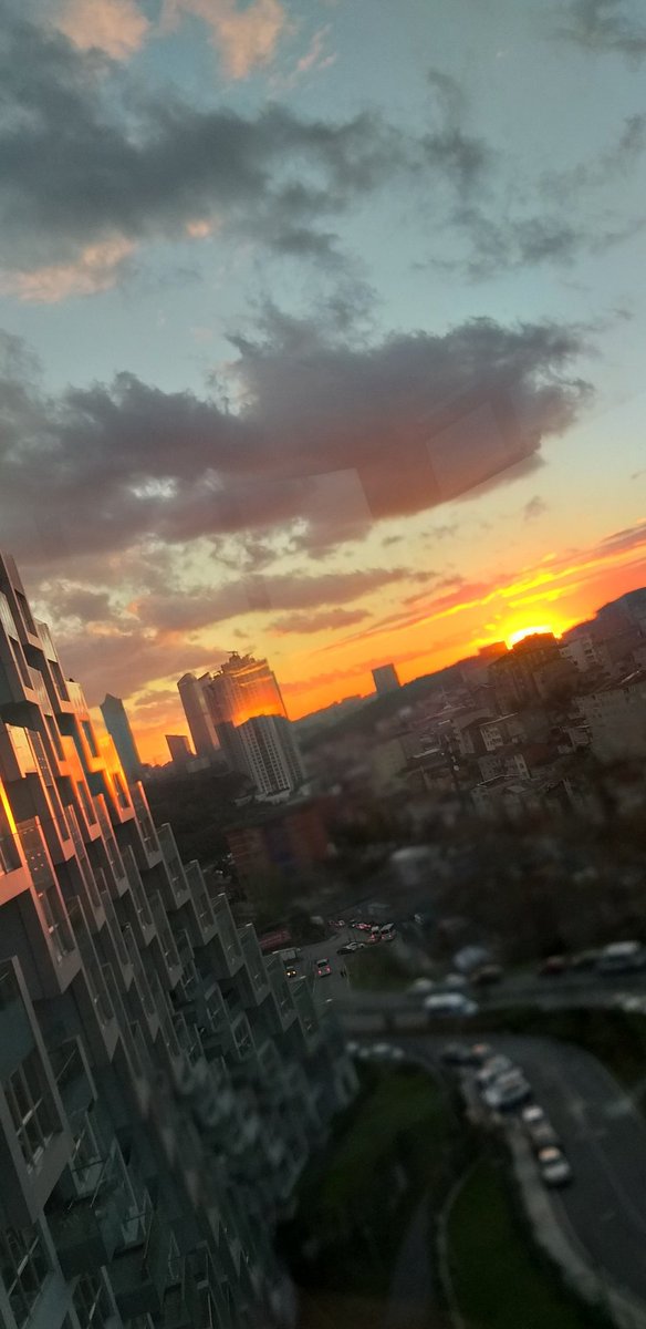 Kubraascii's tweet image. Battı batacak, doğdu doğacak..
Derken..
Ömür geçiyor, ömür bitiyor..