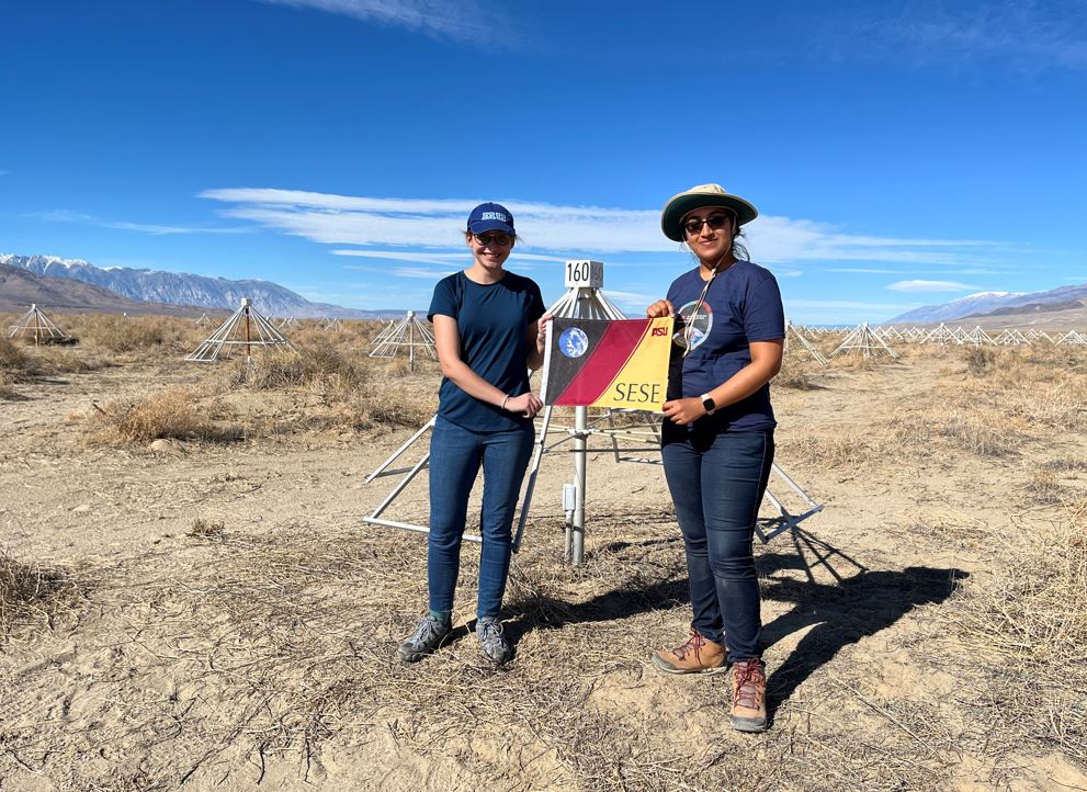 SESEASU's tweet photo. .@AkshathaVydula & Katherine Elder from the Low-frequency Cosmology (LoCo) Lab visited Owens Valley Radio Observatory in CA to upgrade front-end electronics of the Long Wavelength Array (LWA), a radio interferometer used at LoCo.
More LoCo: https://t.co/o3NjKpg03y #LaboftheMonth https://t.co/Aejwy9K4IV