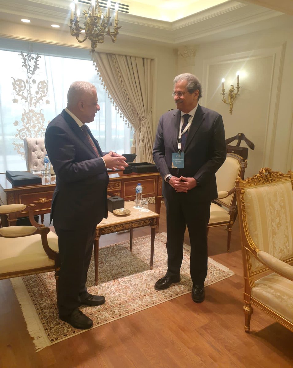 Shafqat_Mahmood's tweet photo. Another important meeting was with His Excellency Dr. Tarek Shawky, Minister for Education and training, Egypt. He explained in detail how a knowledge bank in the shape of educational resources has been created which is accessible to every student. Very impressive https://t.co/TJcLBiT5BK