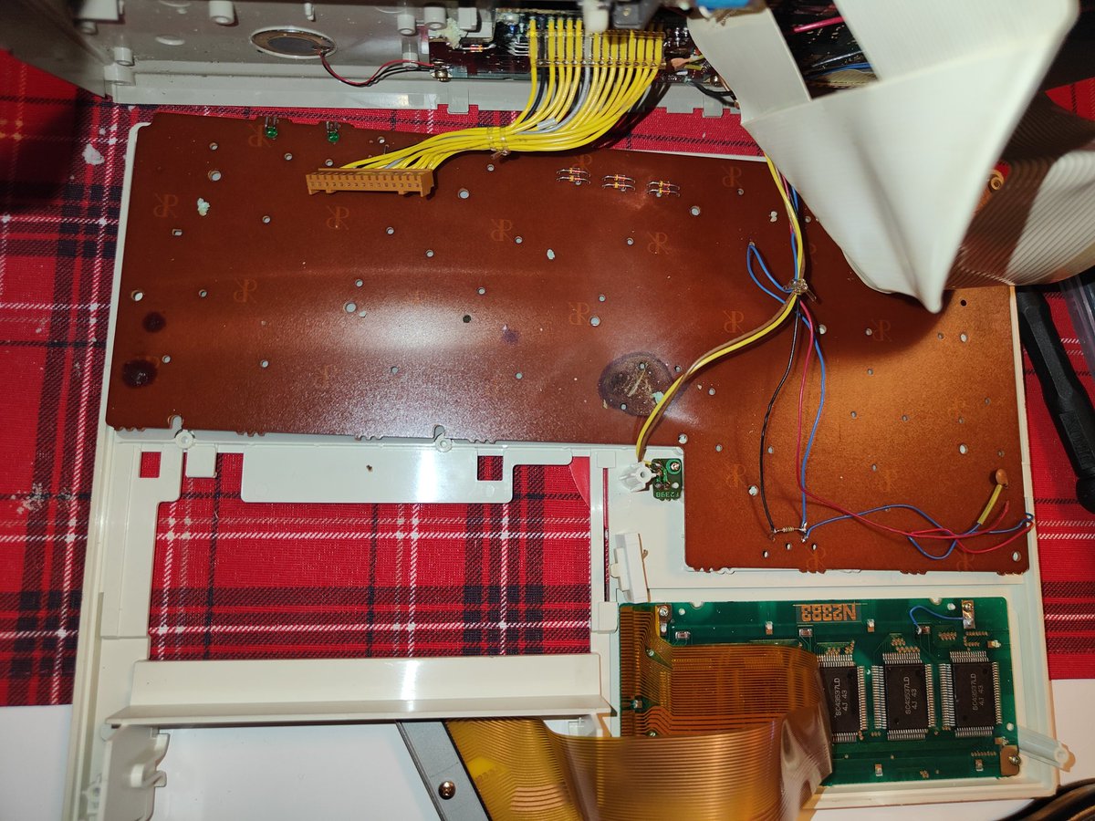 swartz_de's tweet photo. I have 2 #Sharp #PC2500 . A Japanese and an international unit. Looking inside them, you'd think these are two entirely different models. Pic. 1 & 2 Japanese unit (Nr.410xxxxx)
Pic. 3 & 4 internat. unit (Nr.510xxxxx)
Sharp did some major reconstruction here.
#ポケコン https://t.co/IqrOOkifPp