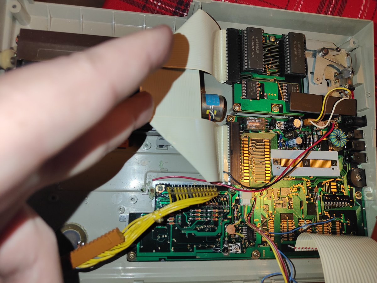 swartz_de's tweet photo. I have 2 #Sharp #PC2500 . A Japanese and an international unit. Looking inside them, you'd think these are two entirely different models. Pic. 1 & 2 Japanese unit (Nr.410xxxxx)
Pic. 3 & 4 internat. unit (Nr.510xxxxx)
Sharp did some major reconstruction here.
#ポケコン https://t.co/IqrOOkifPp